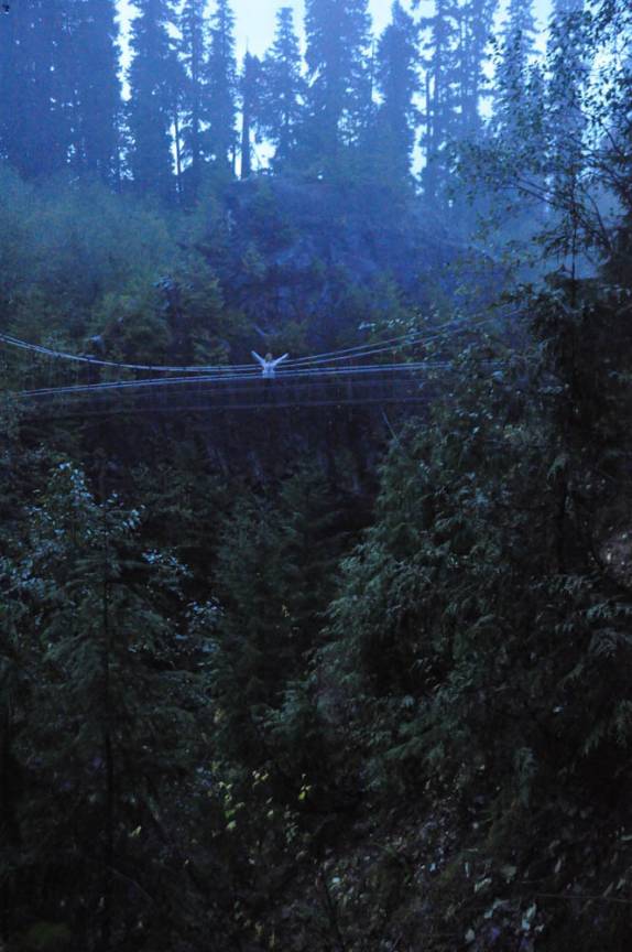 Atravessando ponte pênsil sobre o Lava Canyon, ao sul do Mt. St. Helens, no estado de Washington, nos EUA